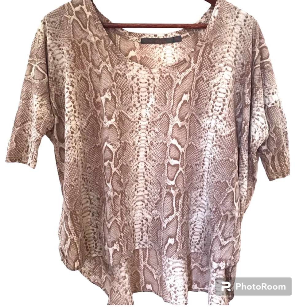 Feel the Piece snake-print hi-low 1/2 sleeve tee